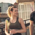 ジムに行く男女