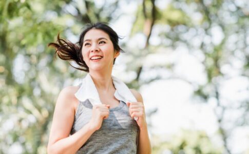 笑顔の女性のエクササイズ